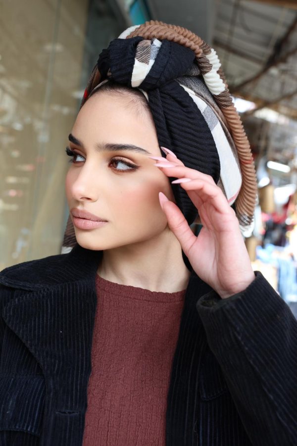 לונג ברברי פליסה – נוכחות של סטייל מלכותי ✨ מטפחת ארוכה ומרשימה בטקסטורת פליסה יוקרתית, בדוגמת הברברי הקלאסית עם נגיעות מודרניות. בד רך ונשפך שמתיישב מושלם על הראש ומוסיף טאץ’ של אלגנטיות לכל הופעה 📏 מידות המטפחת: 2 מטר על 50 ס”מ