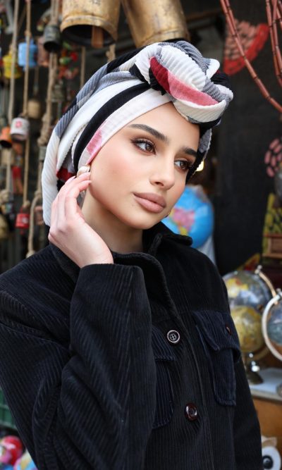לונג ברברי פליסה – נוכחות של סטייל מלכותי ✨ מטפחת ארוכה ומרשימה בטקסטורת פליסה יוקרתית, בדוגמת הברברי הקלאסית עם נגיעות מודרניות. בד רך ונשפך שמתיישב מושלם על הראש ומוסיף טאץ’ של אלגנטיות לכל הופעה 📏 מידות המטפחת: 2 מטר על 50 ס”מ