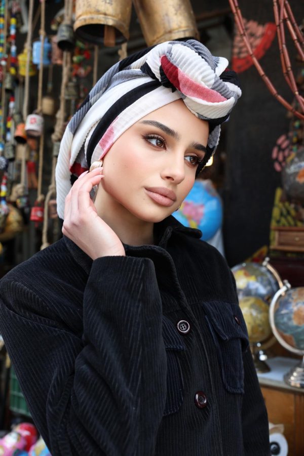 לונג ברברי פליסה – נוכחות של סטייל מלכותי ✨ מטפחת ארוכה ומרשימה בטקסטורת פליסה יוקרתית, בדוגמת הברברי הקלאסית עם נגיעות מודרניות. בד רך ונשפך שמתיישב מושלם על הראש ומוסיף טאץ’ של אלגנטיות לכל הופעה 📏 מידות המטפחת: 2 מטר על 50 ס”מ