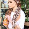 טרנד המטפחות המרובעות הגדולות  המרובעת חוזרת ובגדול פשוטו כמשמעו. מטפחות ריבועיות בגודל נדיב הפכו לפריט חובה הן דרמטיות, נשיות, מלאות שיק, והכי חשוב – מאפשרות אינסוף קשירות בסטייל.  תחשבי: מראה מלכותי, עוטף, עם נוכחות שאי אפשר לפספס. הבד מתנפנף, הקשירה מלאה תנועה, והסטייל? פשוט וואו. הגיע הזמן להעז. 📏מטפחות בגודל 130×130 ס”מ