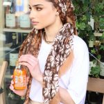 טרנד המטפחות המרובעות הגדולות  המרובעת חוזרת ובגדול פשוטו כמשמעו. מטפחות ריבועיות בגודל נדיב הפכו לפריט חובה הן דרמטיות, נשיות, מלאות שיק, והכי חשוב – מאפשרות אינסוף קשירות בסטייל.  תחשבי: מראה מלכותי, עוטף, עם נוכחות שאי אפשר לפספס. הבד מתנפנף, הקשירה מלאה תנועה, והסטייל? פשוט וואו. הגיע הזמן להעז. 📏מטפחות בגודל 130×130 ס”מ