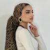 הדפס הזברה חוזר ובגדול – סמל של סטייל פראי ונשיות בטוחה בעצמה. עם שילוב מדויק של שחור-לבן ועיצוב ארוך בגודל 2 מטר על 50 ס”מ, המטפחת הזו מתאימה למלא קשירות.