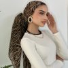 הדפס הזברה חוזר ובגדול – סמל של סטייל פראי ונשיות בטוחה בעצמה. עם שילוב מדויק של שחור-לבן ועיצוב ארוך בגודל 2 מטר על 50 ס”מ, המטפחת הזו מתאימה למלא קשירות.