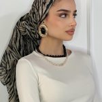 הדפס הזברה חוזר ובגדול – סמל של סטייל פראי ונשיות בטוחה בעצמה. עם שילוב מדויק של שחור-לבן ועיצוב ארוך בגודל 2 מטר על 50 ס”מ, המטפחת הזו מתאימה למלא קשירות.